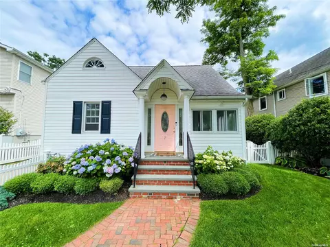 7 Franklin Ave, Bayville, NY 11709