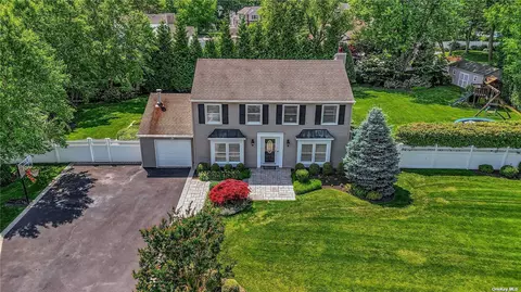 89 Manchester Ln, Stony Brook, NY 11790
