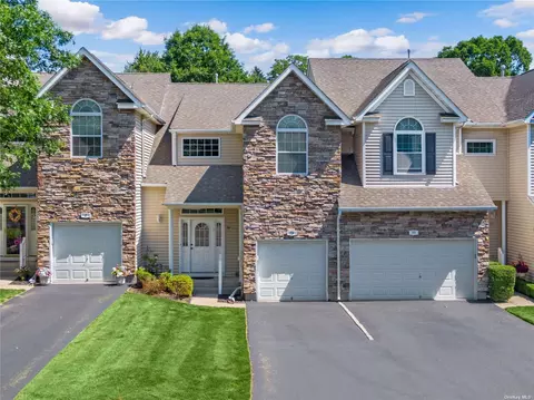 79 Manitou Trl #79, Kings Park, NY 11754