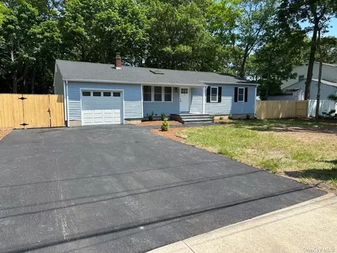 5 Garden Pl, Shirley, NY 11967