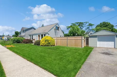 229 S Pershing Ave, Bethpage, NY 11714