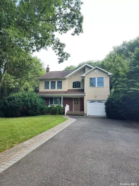 18 Rainbow Dr, Hauppauge, NY 11788