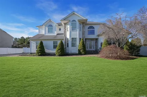 7 Island Trl, Mount Sinai, NY 11766