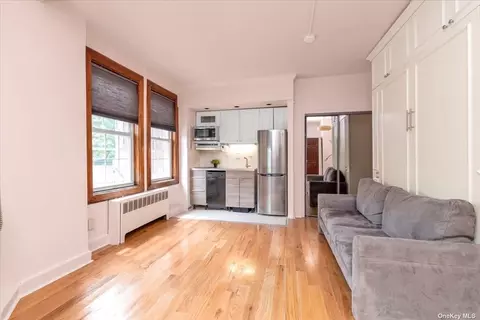 10 Station Sq #R27, Forest Hills, NY 11375