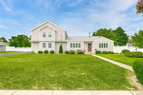 31 Strathmore Dr, North Babylon, NY 11703