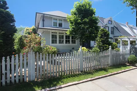 9-22 119th St, College Point, NY 11356