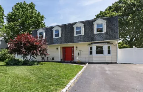 121 Cirrus Rd, Holbrook, NY 11741
