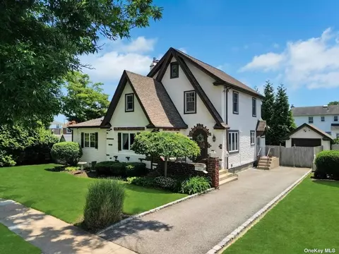 47 4th St, Hicksville, NY 11801