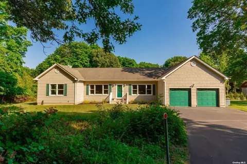 173 Oakside Dr, Smithtown, NY 11787