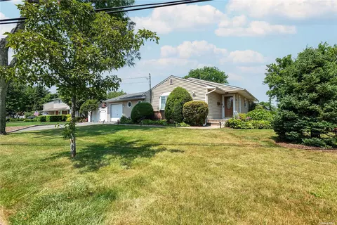 2 Evelyn Dr, Commack, NY 11725
