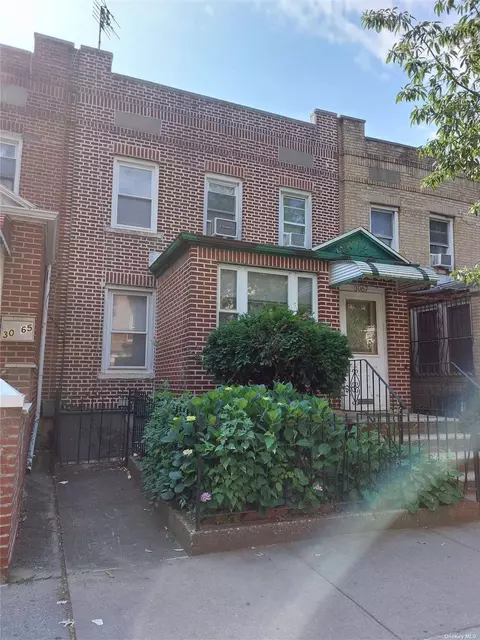 30-67 37th St, Astoria, NY 11103