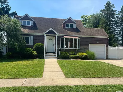 42 Raider St, West Babylon, NY 11704