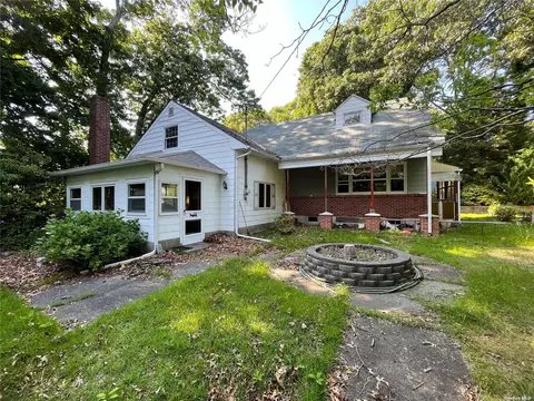 43-41 Richmond Hill Rd, Sound Beach, NY 11789