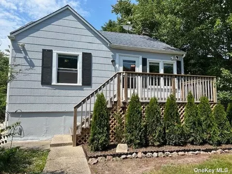 101 Lombardy Dr, Shirley, NY 11967