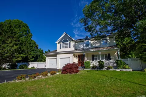 42 Sandy Ln, Selden, NY 11784