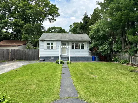 27 Henry St, Farmingville, NY 11738