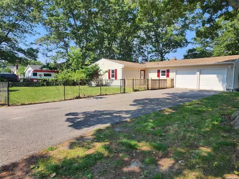 18 Maplewood Dr, Shirley, NY 11967