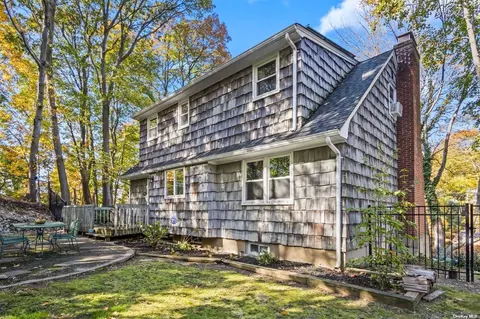 10 Lotowana Ln, Stony Brook, NY 11790