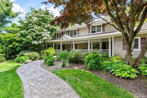 12 Greenbriar Ln, Dix Hills, NY 11746
