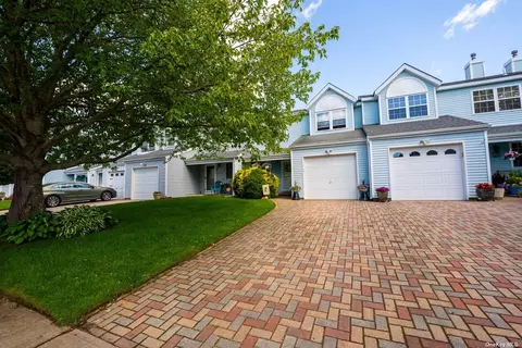 58 Elm St, Central Islip, NY 11722