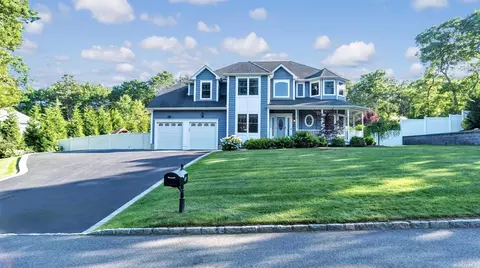 49 Kerry Ct, Riverhead, NY 11901