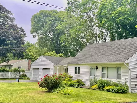 4 Lakeview Dr, Middle Island, NY 11953