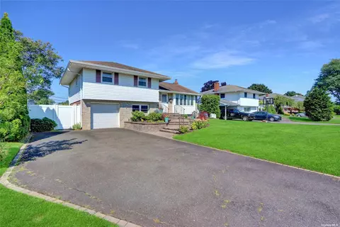 14 Cottonwood Dr, Commack, NY 11725