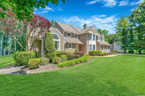 7 Peace Ln, East Setauket, NY 11733