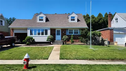25 Maglie Dr, Hicksville, NY 11801