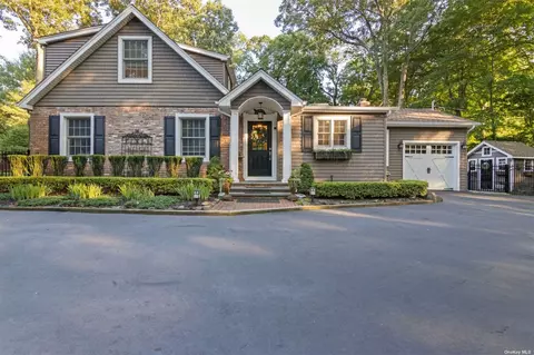 17 Woodhollow Ln, Huntington, NY 11743