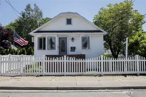 1009 Lewiston St, Franklin Square, NY 11010