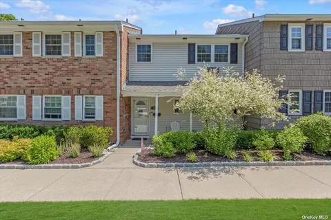 752 Village Dr #752, Hauppauge, NY 11788