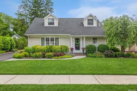 212 Glenmore St, East Williston, NY 11596