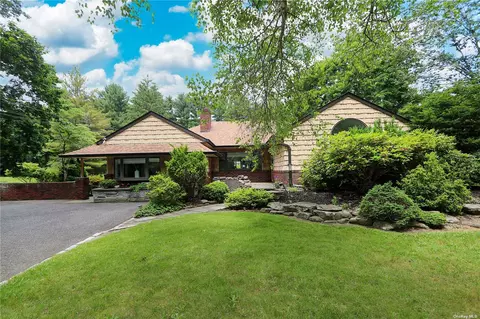 156 Landing Meadow Rd, Smithtown, NY 11787