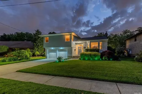 42 Willowbrook Ln, Freeport, NY 11520