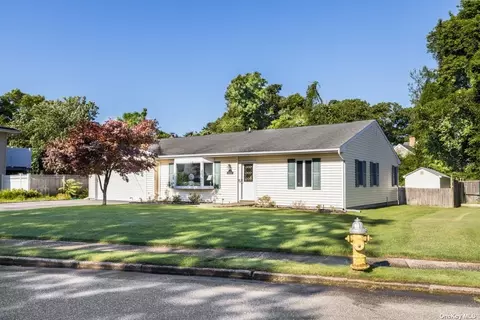 10 Claire Ln, Sayville, NY 11782