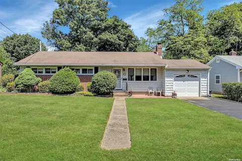 15 W Park Dr, Huntington Station, NY 11746