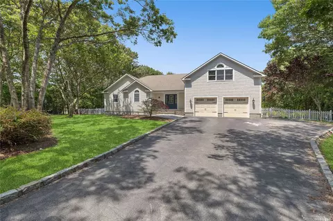 34 Lakeside Ln, Westhampton, NY 11977