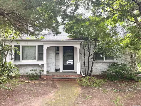 226 Locust Ave, Freeport, NY 11520