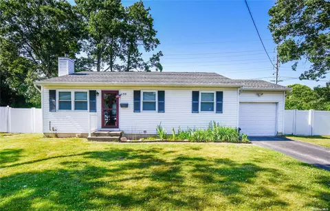 155 Weaver Rd, West Sayville, NY 11796