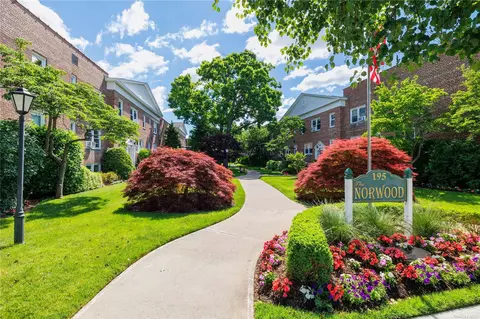 195 N Village Ave #3B, Rockville Centre, NY 11570