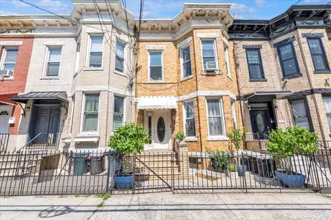 31-82 Crescent St, Astoria, NY 11106