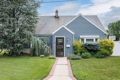 511 Maple Ave, Uniondale, NY 11553