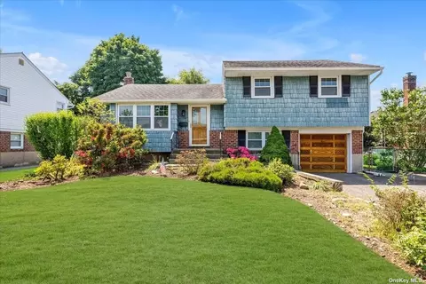 12 Gates Ave, Plainview, NY 11803