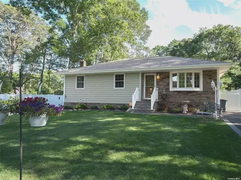 266 Carlton Dr, Shirley, NY 11967