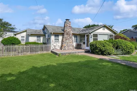 6 Thompson St, Patchogue, NY 11772