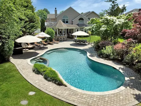 14 Wilshire Dr, Syosset, NY 11791