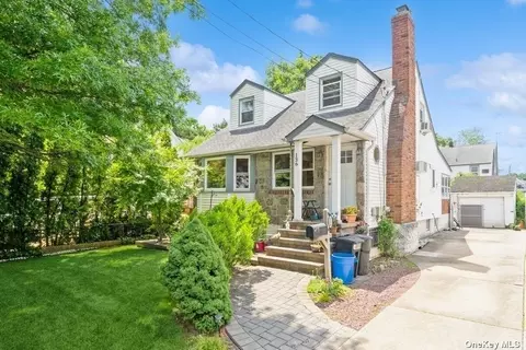 136 E Oxford St, Valley Stream, NY 11580
