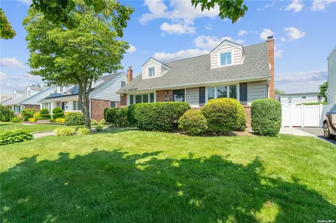 36 Shortridge Dr, Mineola, NY 11501