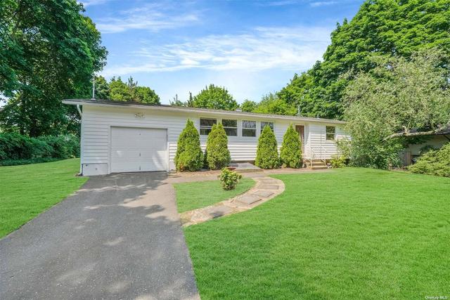 16 Ferret Ln, East Setauket, NY 11733
